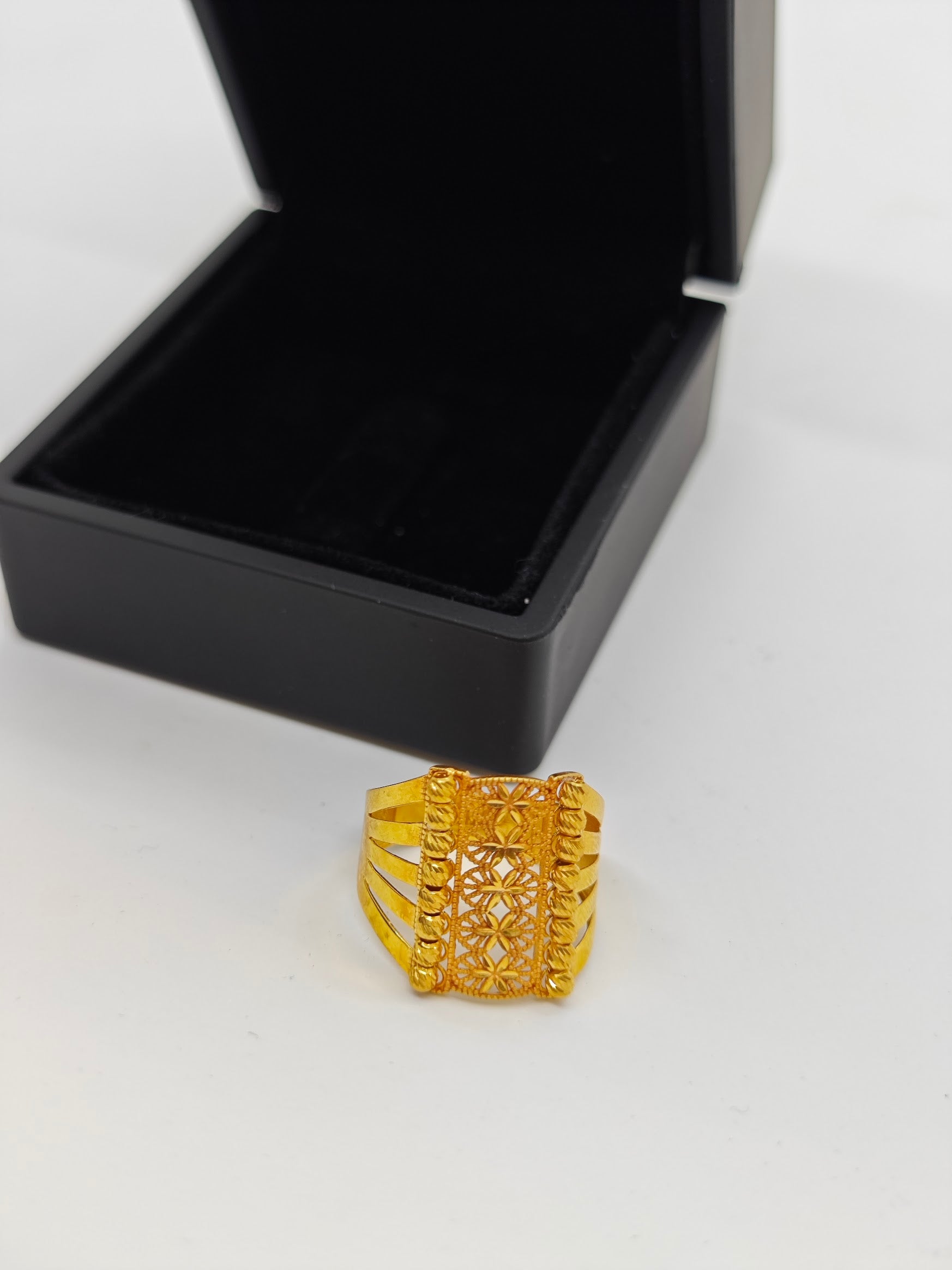 Dorikalarla Süslenmiş Ortasında Çiçek Desenli 22 Ayar Altın Yüzük