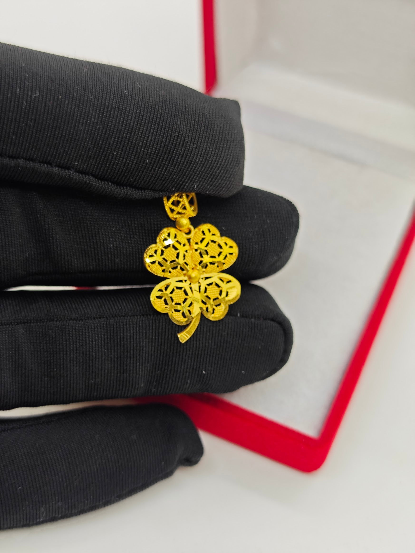 Zarif Ve Şık Yonça Desenli Kolye Ucu