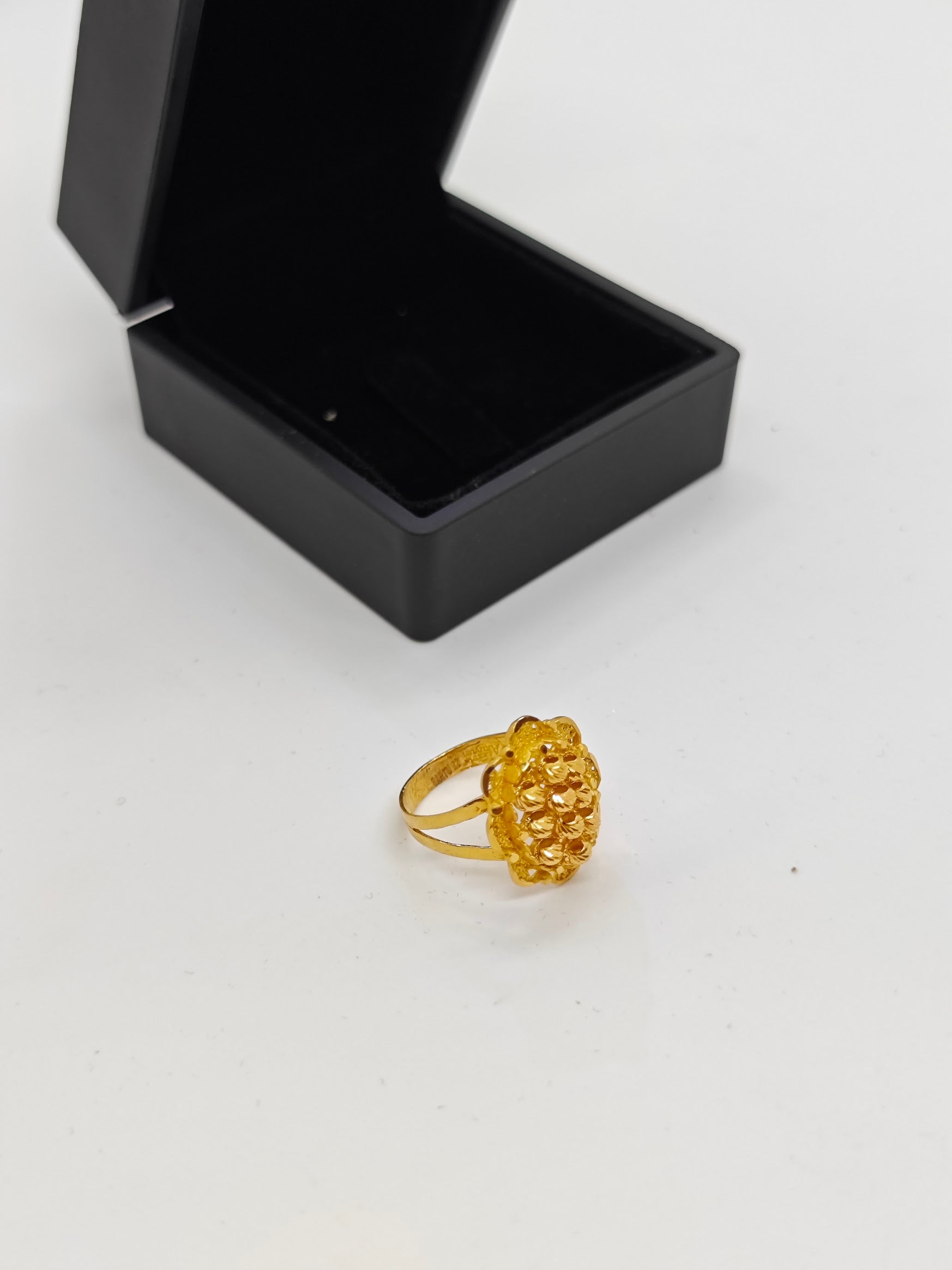 Dorikalarla Süslenmiş Papatya Şeklinde 22 Ayar Altın Yüzük