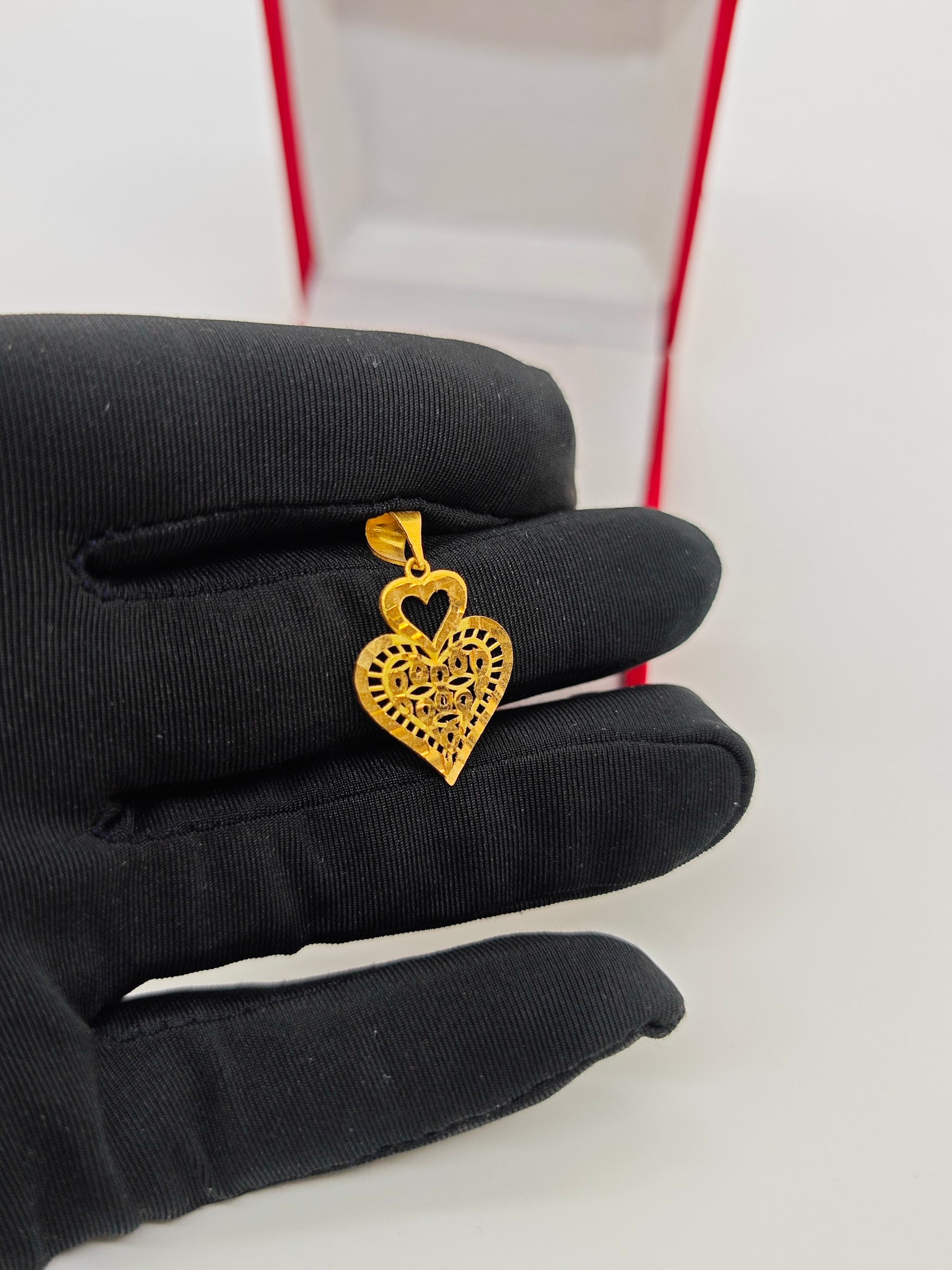 Zarif Ve Şık Kalp Şeklinde Kolye Uçu