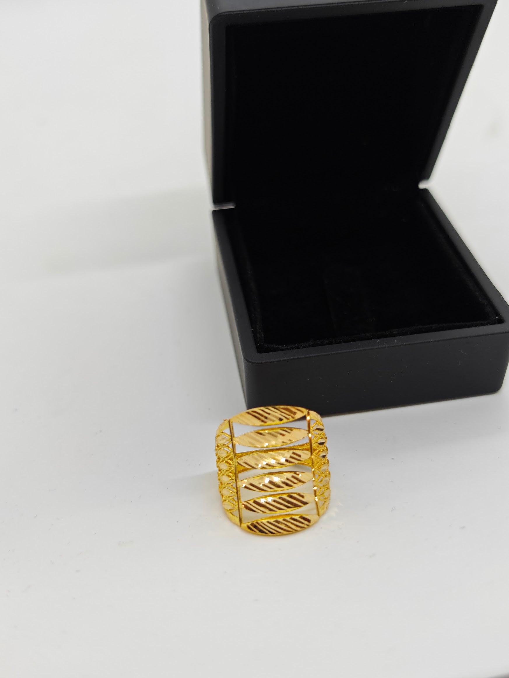 İşlemeli Kaburga Şeklinde 22 Ayar Altın Yüzük