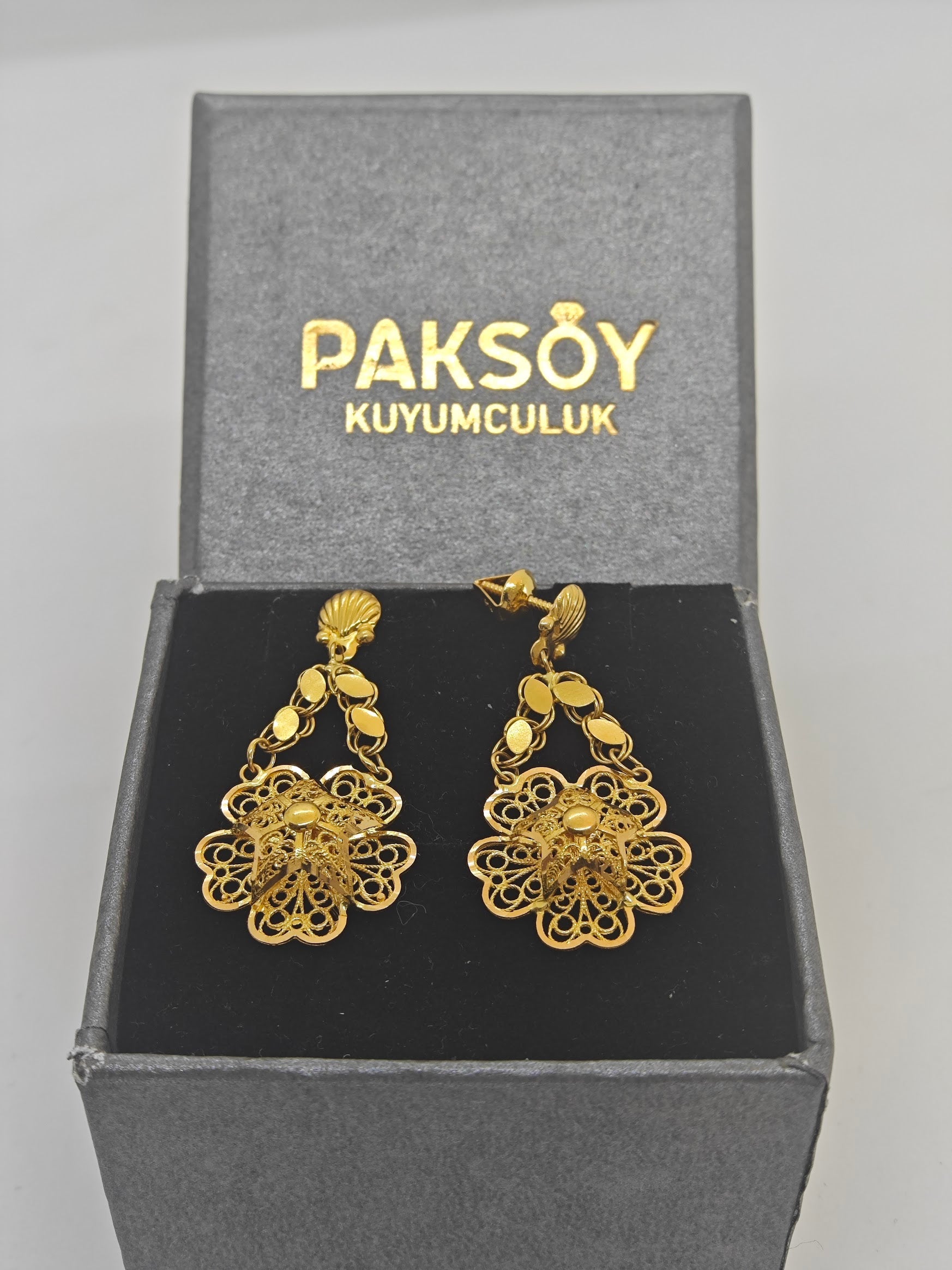 Çiçek Desenli Zarif Ve Gösterişli 22 Ayar Altın Küpe