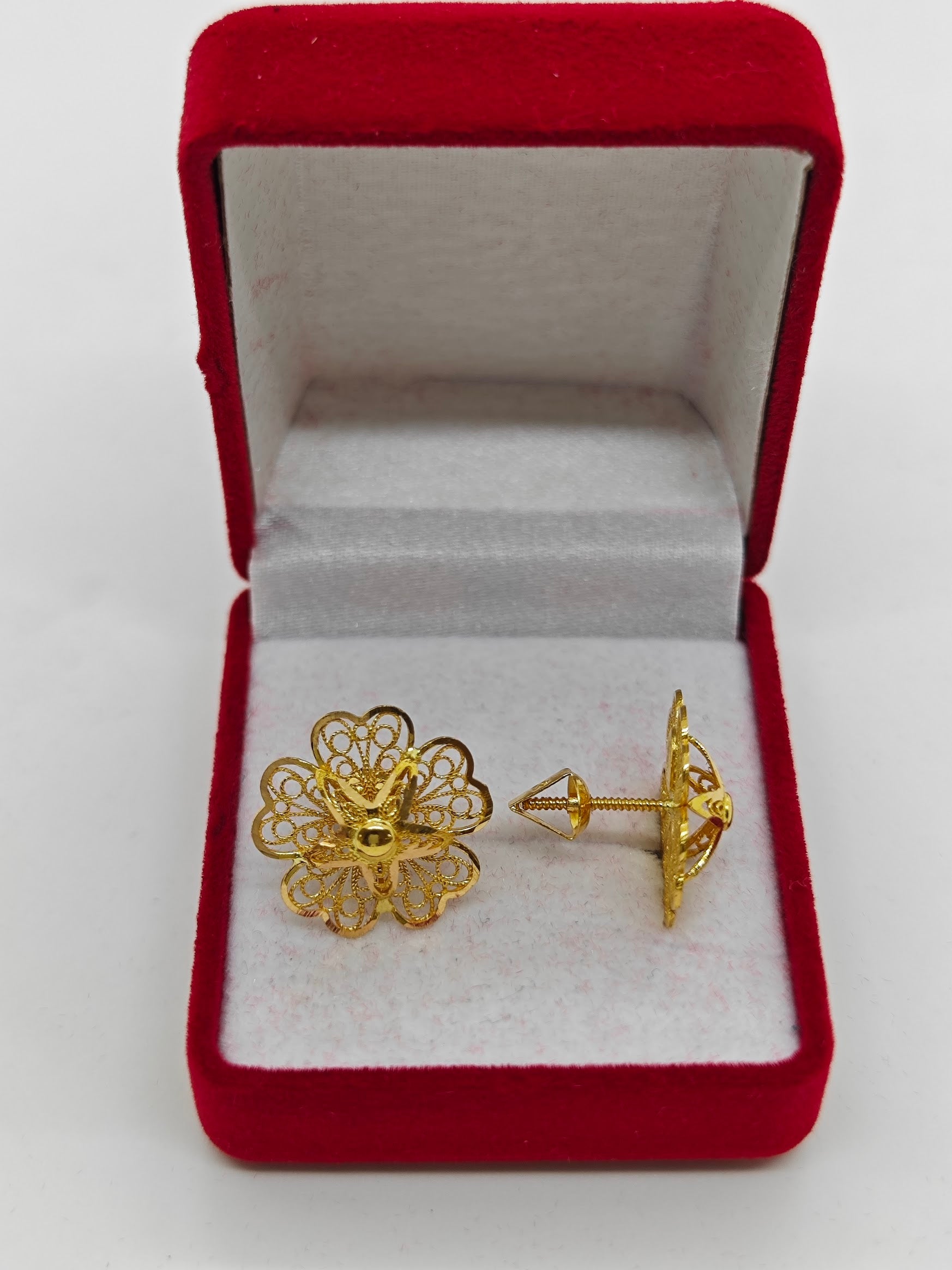 Çiçek Desenli Vidalı 22 Ayar Küpe