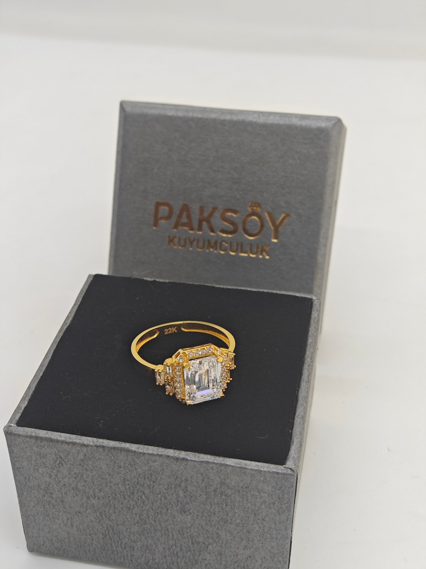 Zarif Detaylı Tek Taş Altın Yüzük