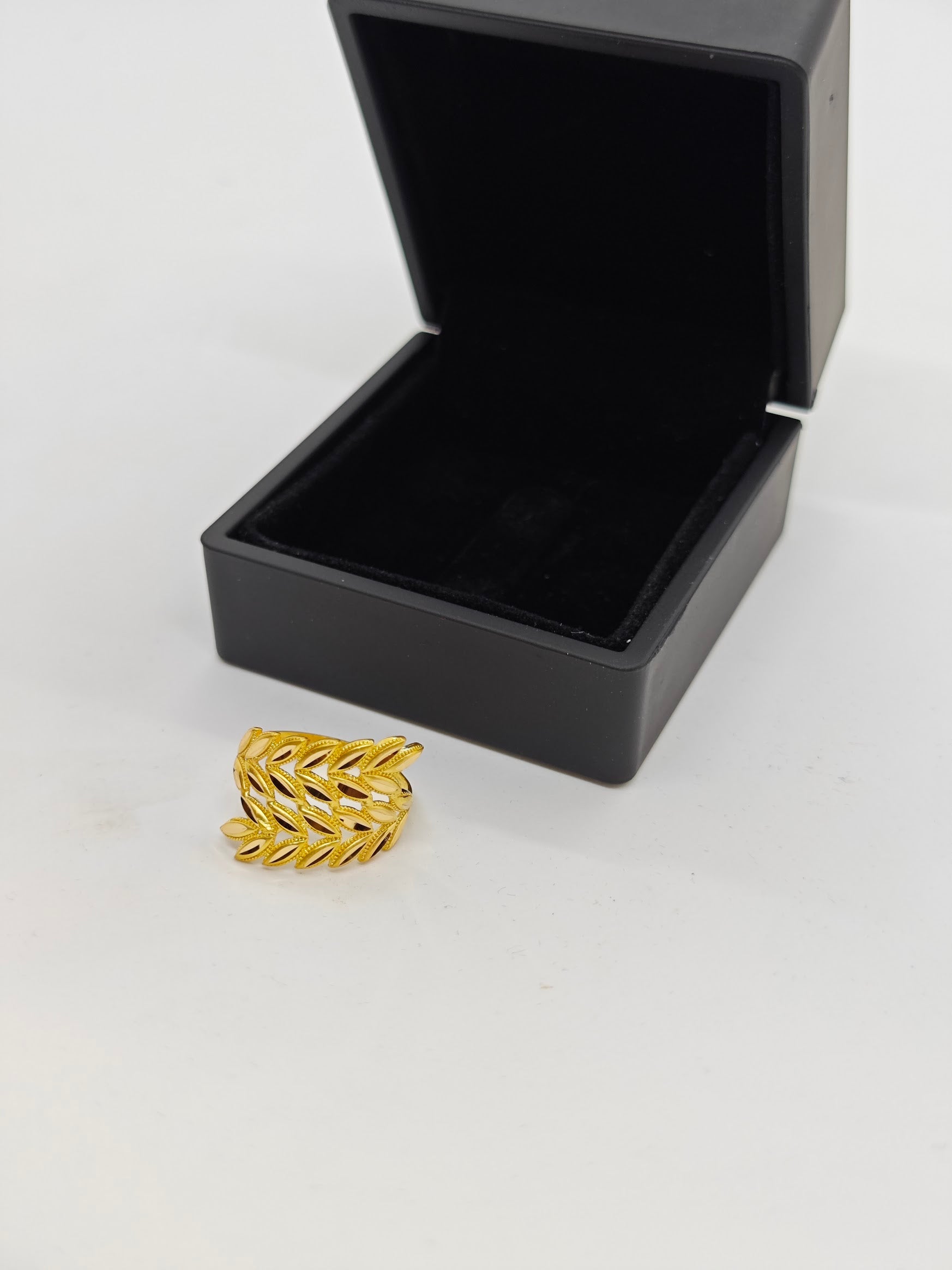 Birbirine Geçirilmiş Dallarla Birleştirilmiş 22 Ayar Altın Yüzük