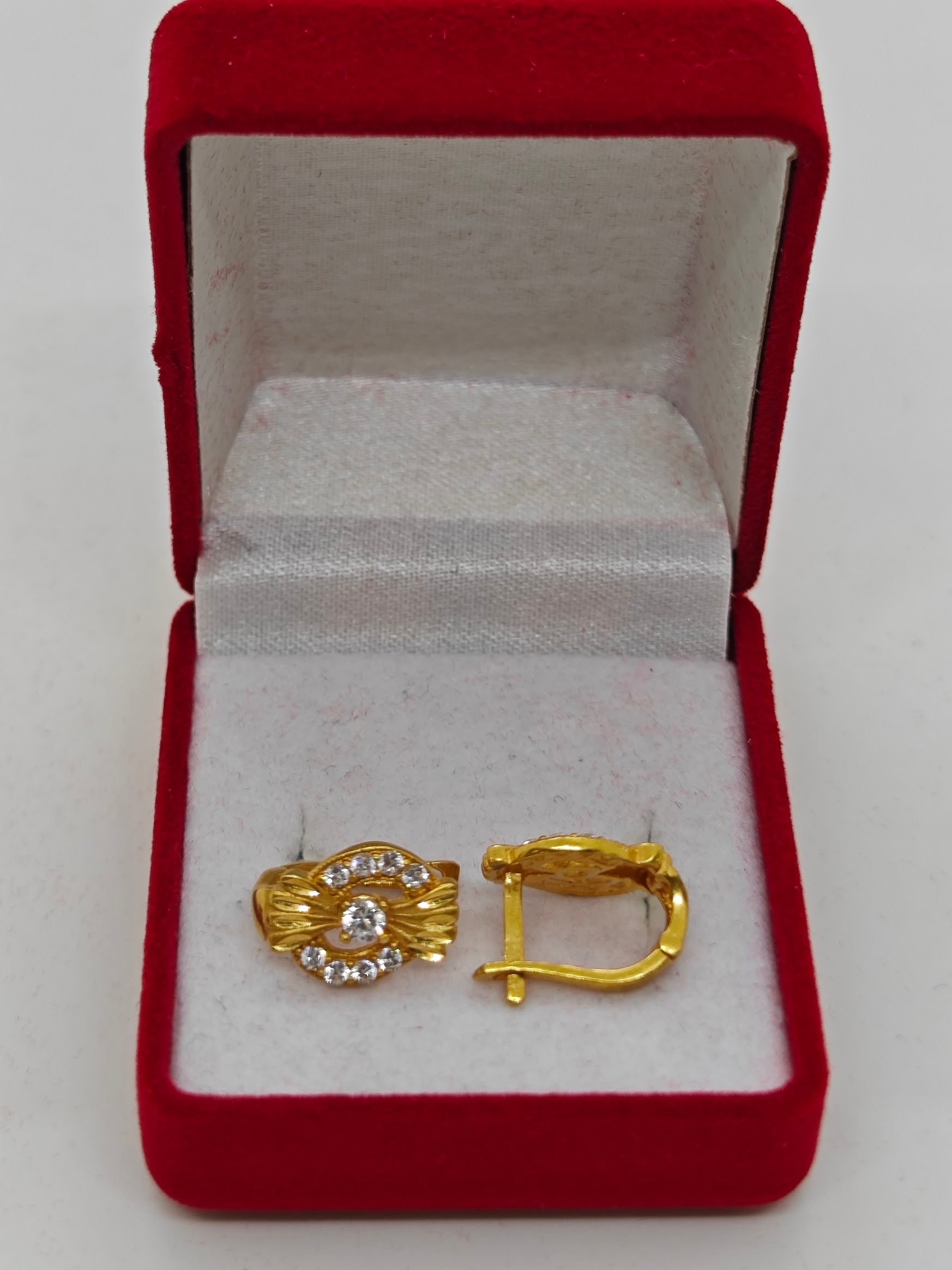 Halka Şeklinde 22 Ayar Taşlı J küpe