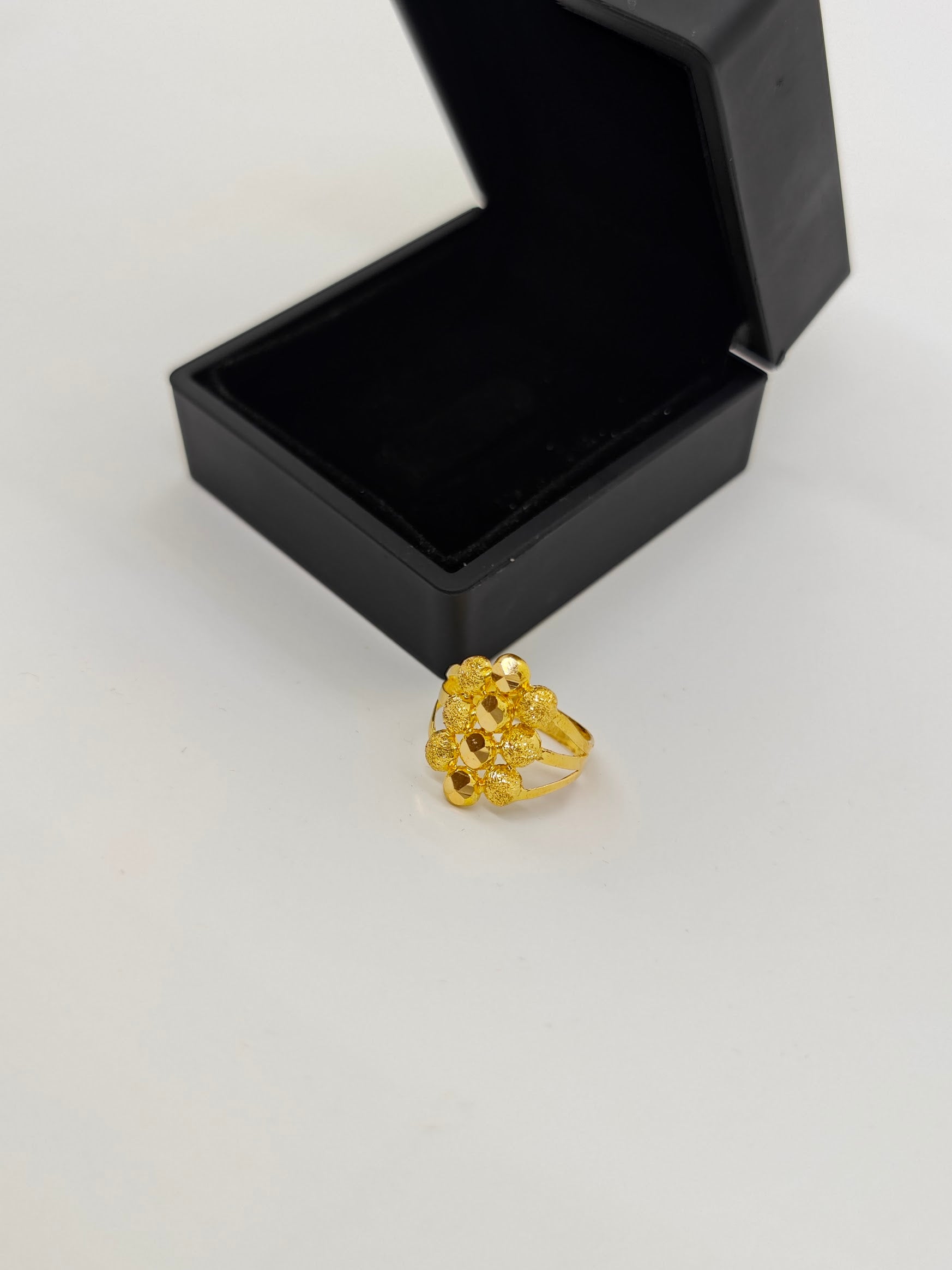 3 Sıra Dorikalarla Süslenmiş Lazer İşlemeli 22 Ayar Altın Yüzük