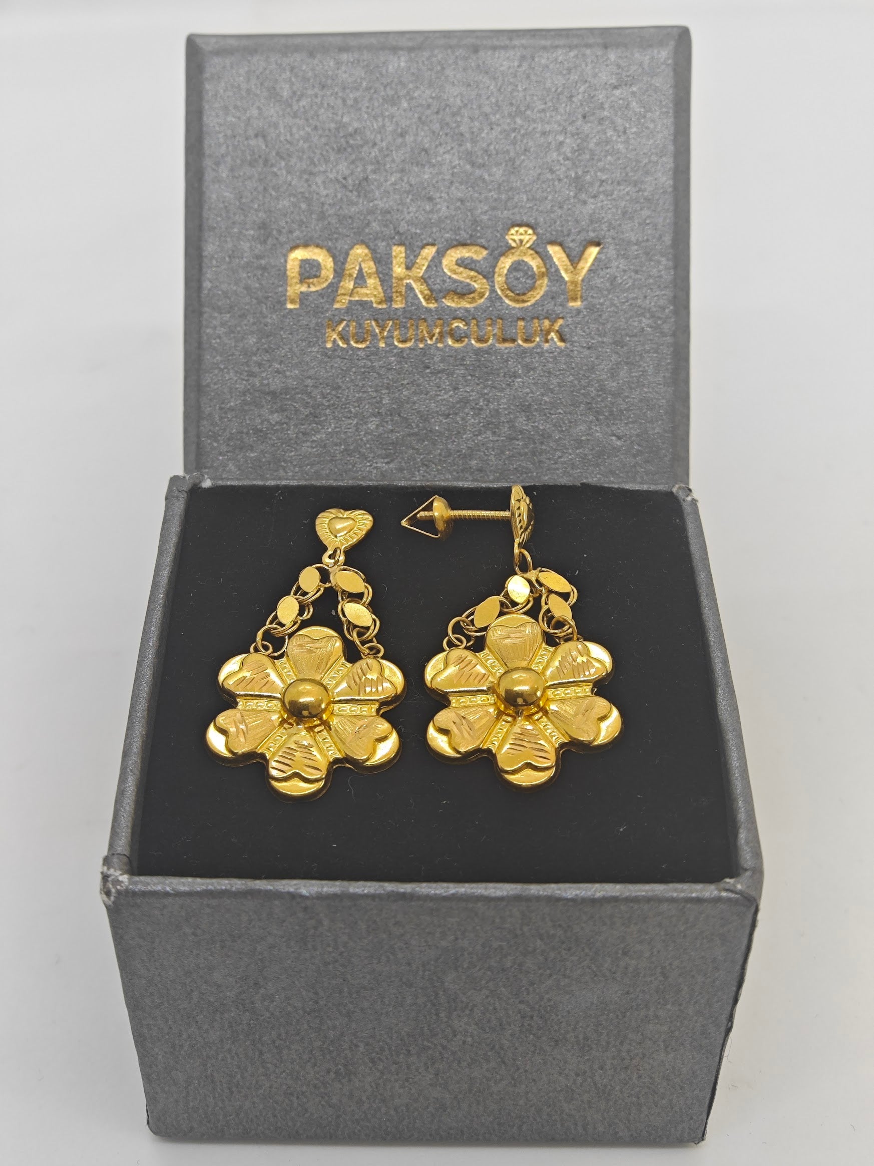 Çiçek Desenli Kalp Detaylı Altın Küpe