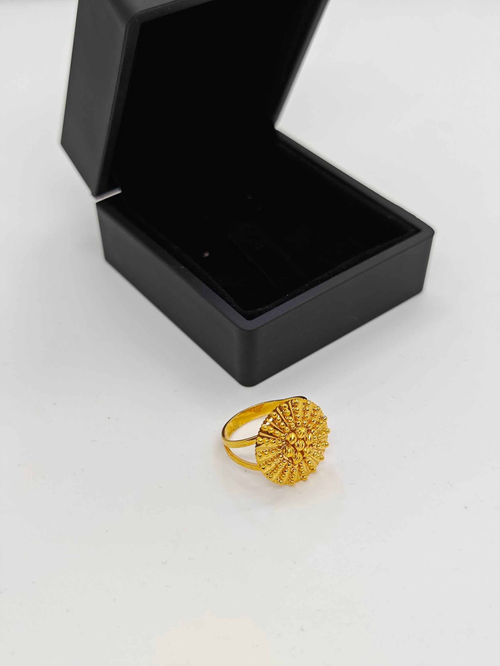 Dorikalarla Süslenmiş Çiçek Deseni Verilmiş 22 Ayar Altın Yüzük