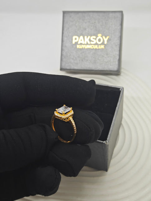 Küçük Taşla Çevrilmiş Baget 22 Ayar Altın Taşlı Yüzük T000104