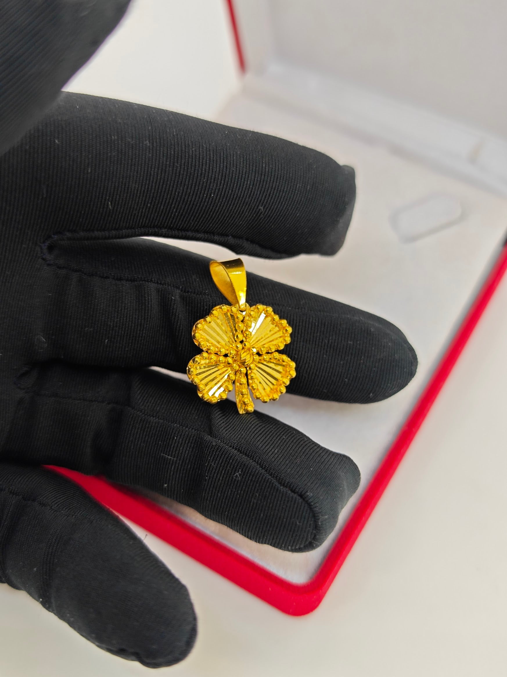 Dorikalı Yonça Şeklinde Zarif Ve Şık Kolye Uçu