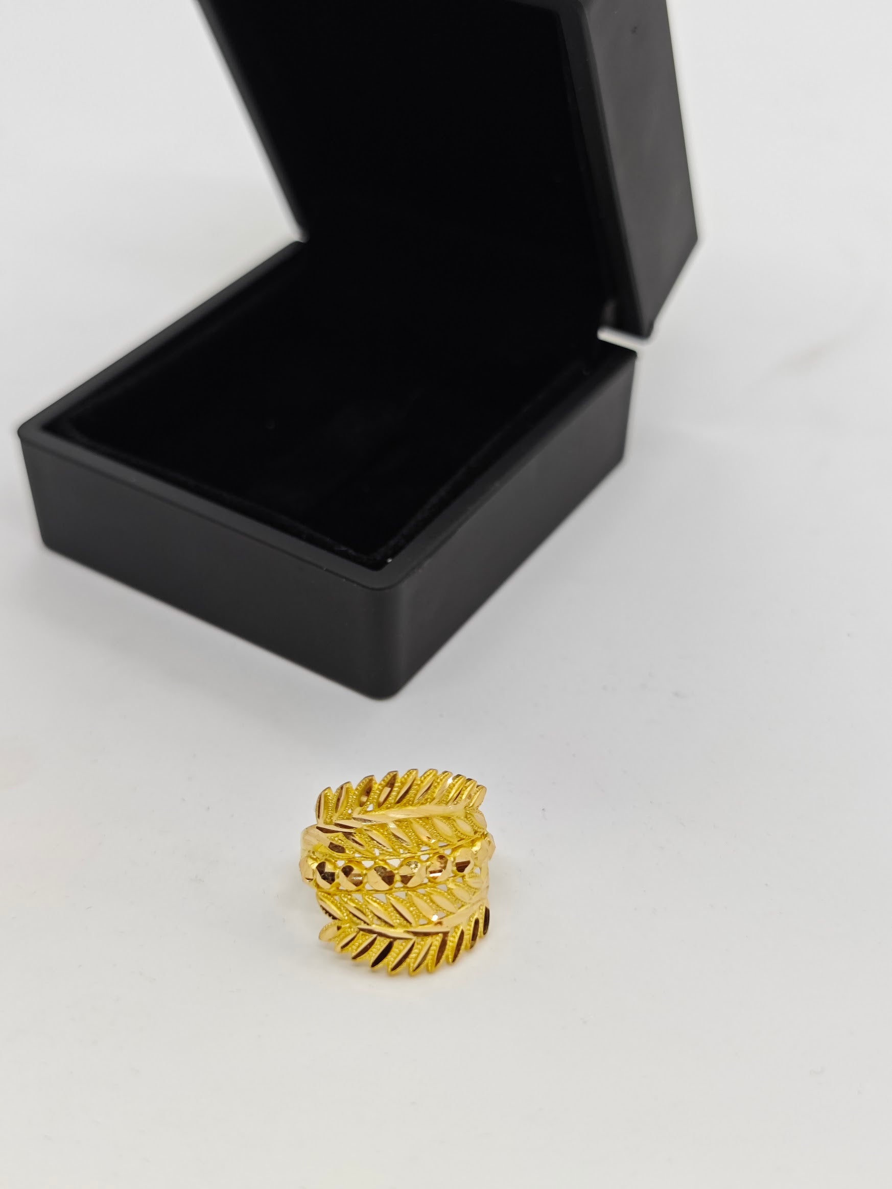 Yaldızlı Dallarla Süslenmiş Doriko Toplarıyla Şekilenmiş 22 Ayar Başak Serisi Altın Yüzük