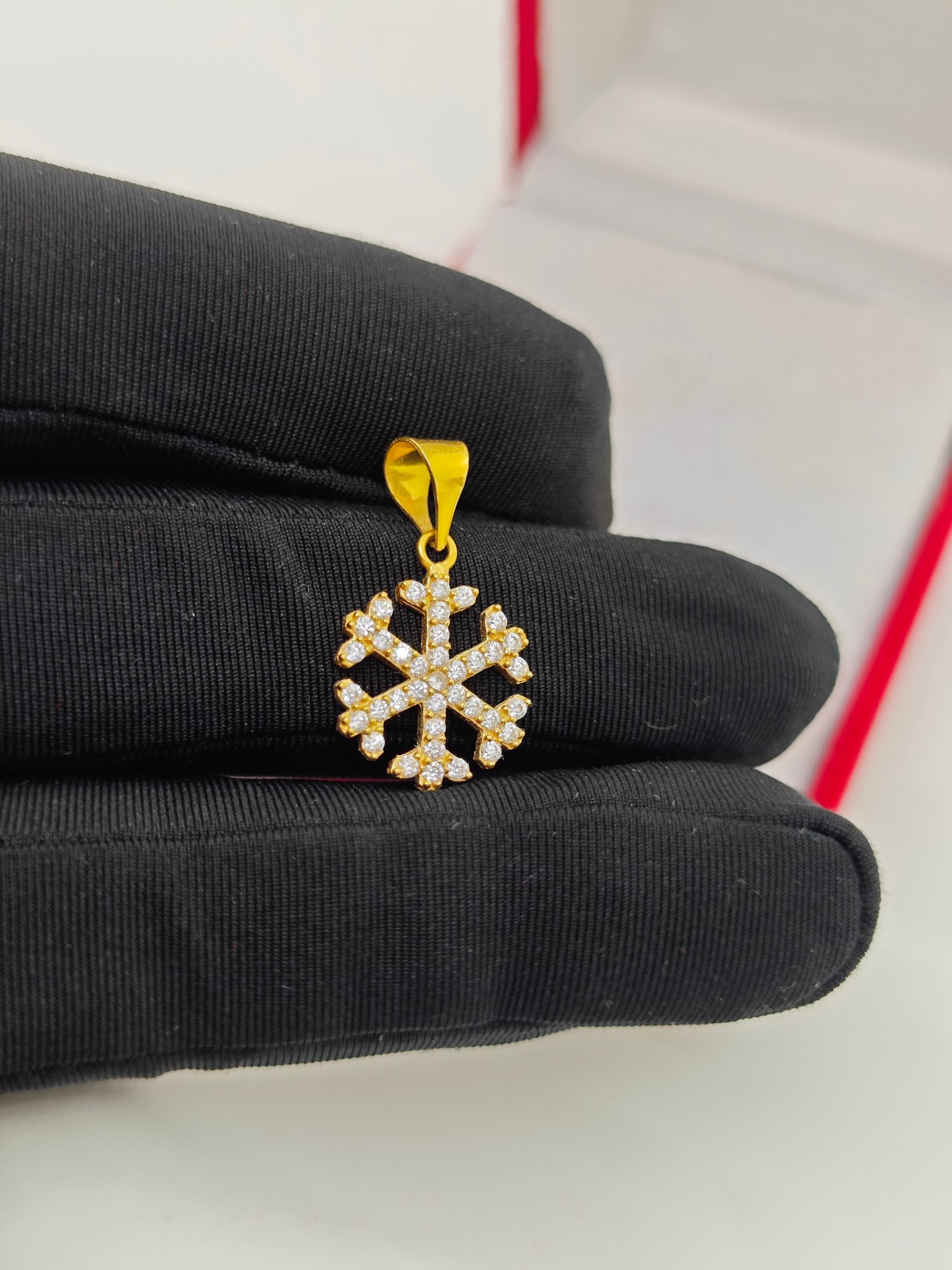 Zarif Ve Şık Kar Tanesi Kolye Uçu