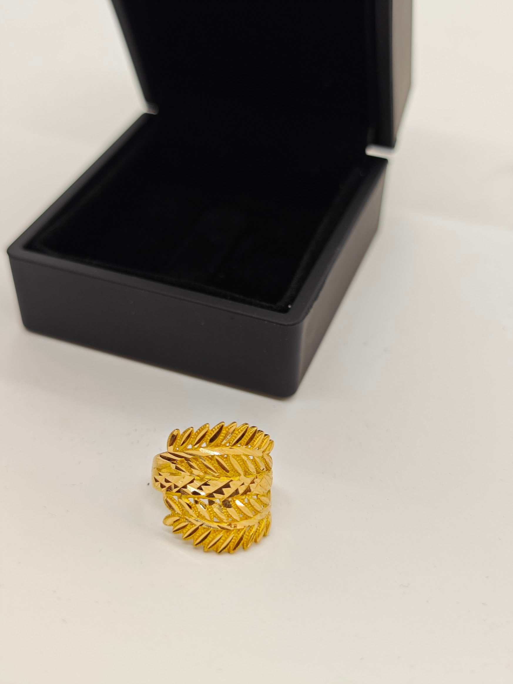 Yaprakların Ortasına Lazerle İşlenmiş Başak Serisinden 22 Ayar Altın Yüzük