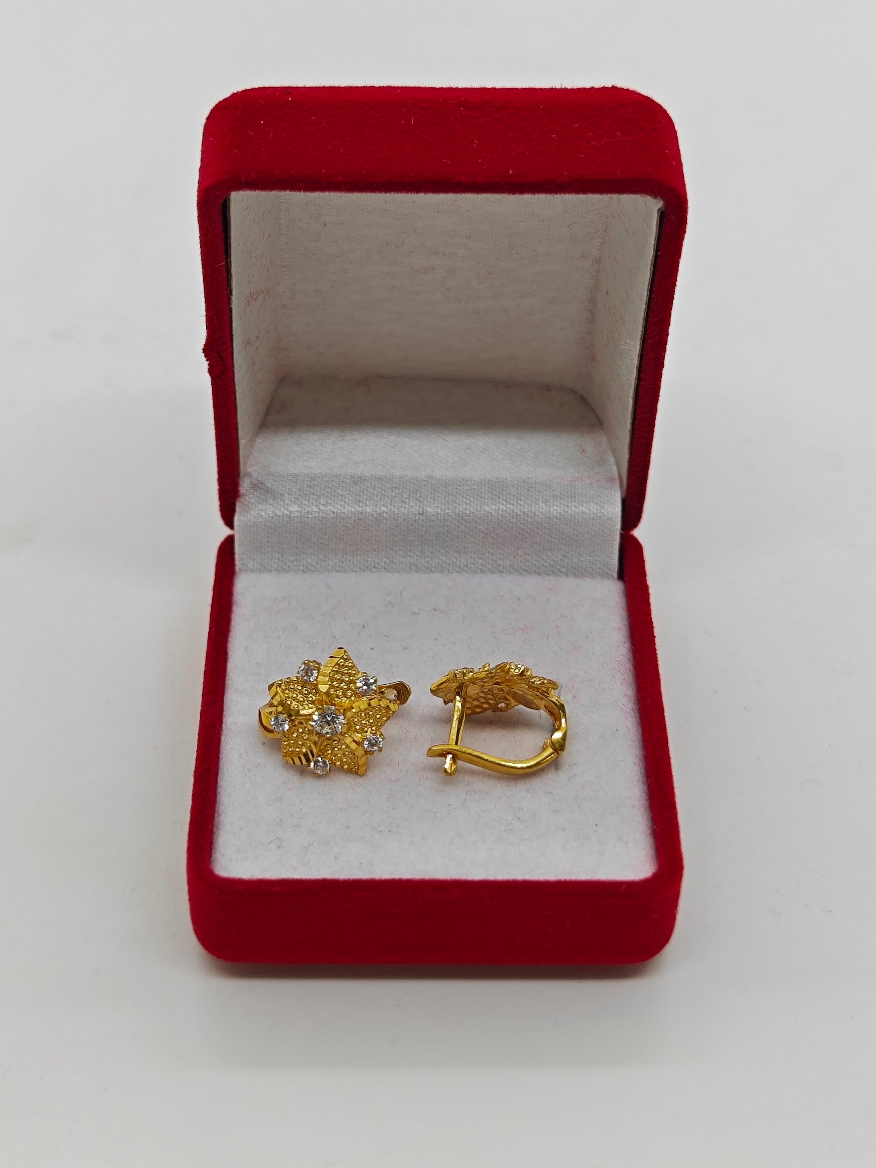 Çiçek Desenli 6 Taş 22 Ayar J Küpe