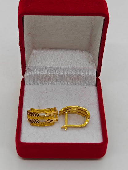 Kaburga Desenli 22 Ayar J Küpe