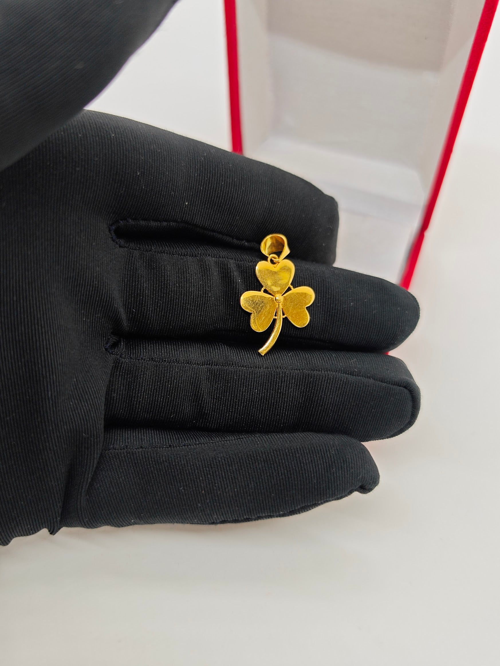 Yonca Desenli Kalp Detaylı Kolye Uçu