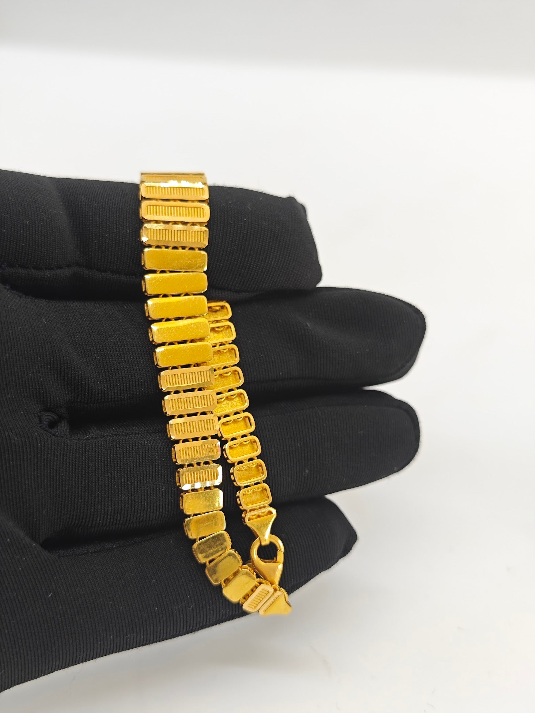 Zarif Ve Şık İşlemeli 22 Ayar Altın Bileklik