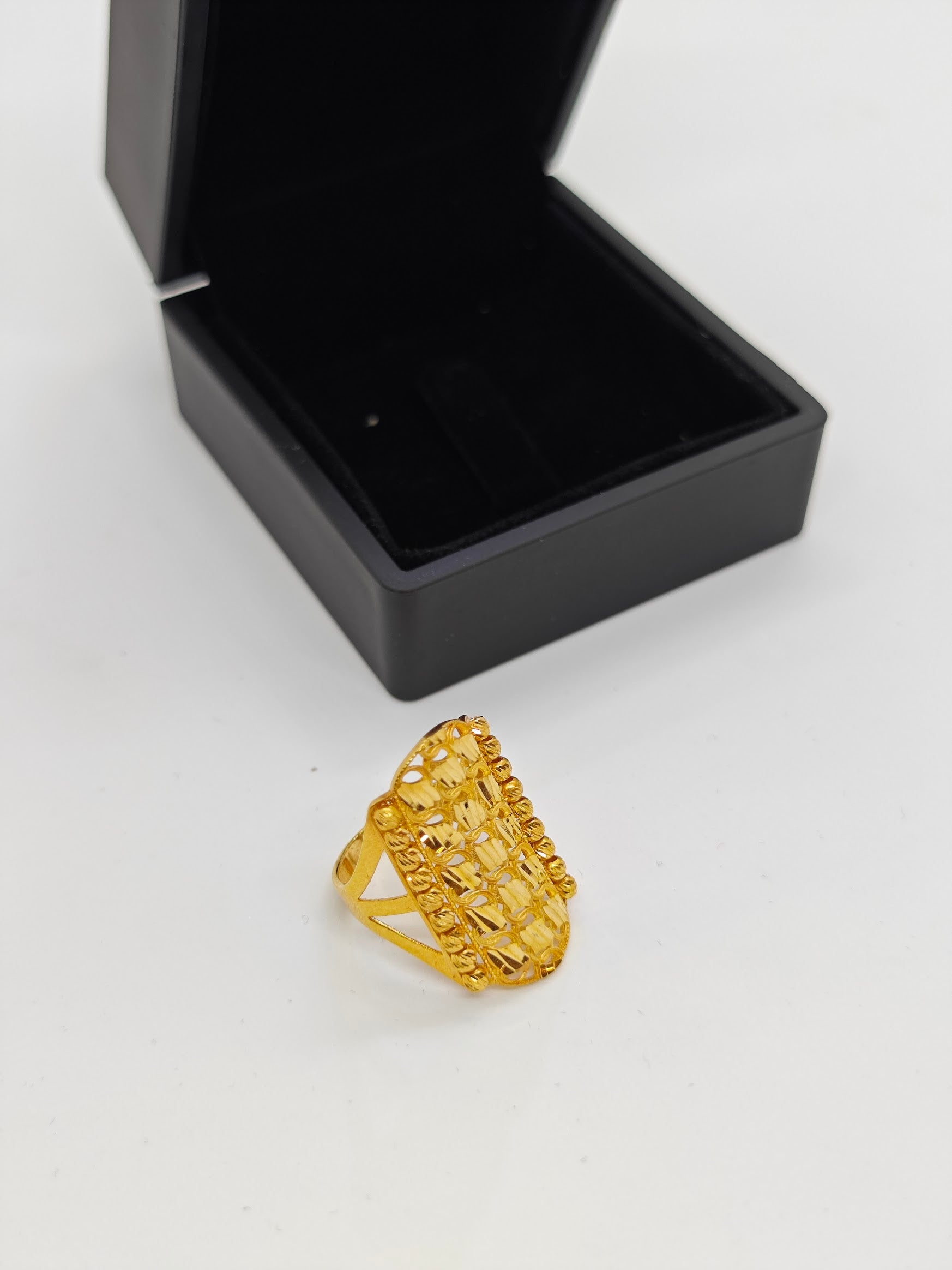 Kenarları Dorika Toplu Gösterşli Altın Yüzük