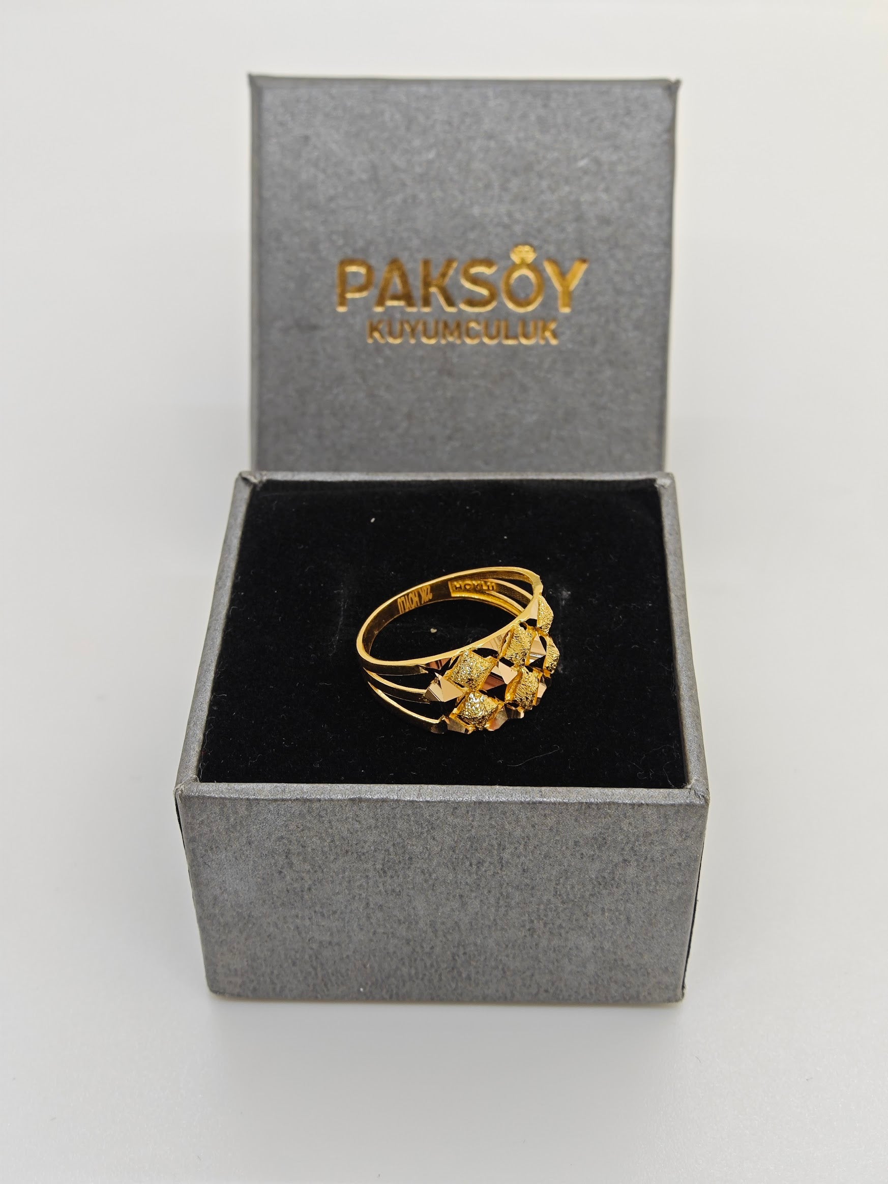 ZARİF VE ŞIK TASARIMLI YÜZÜK