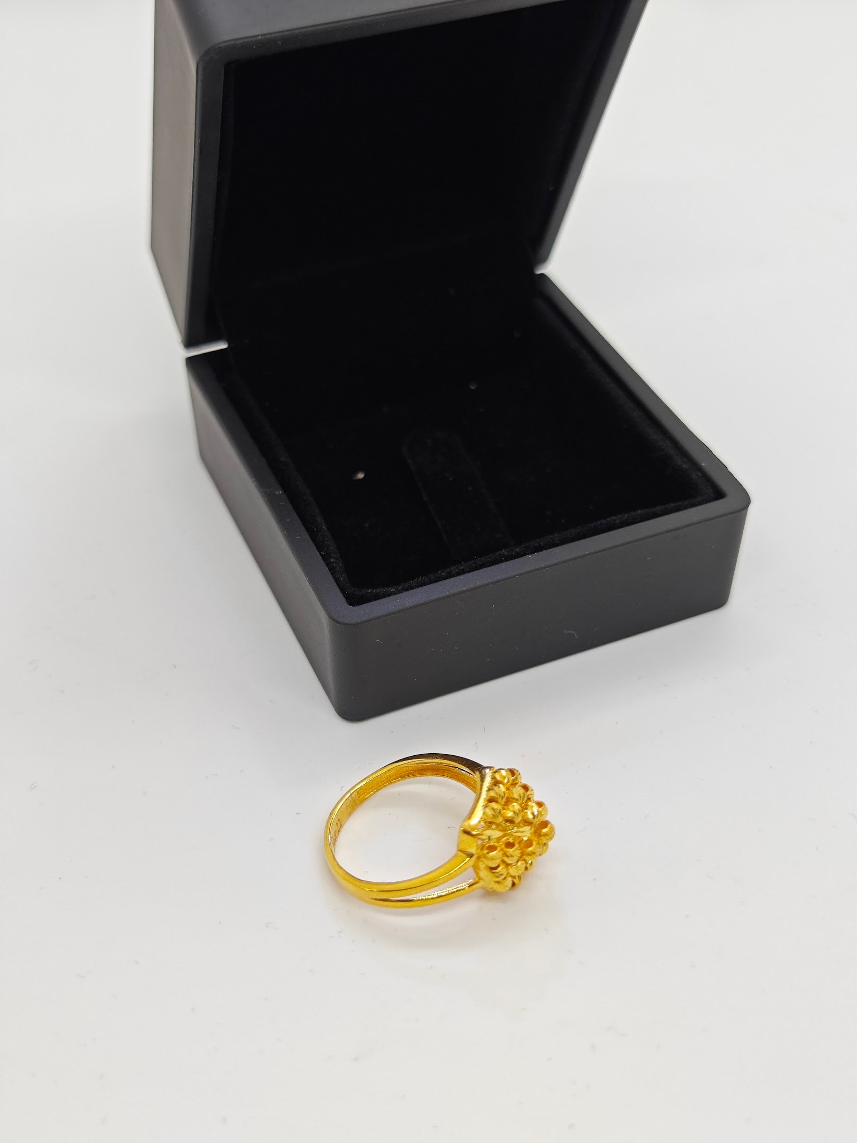 Dorikalarla Yonca Deseni Verilmiş 22 Ayar Altın Yüzük