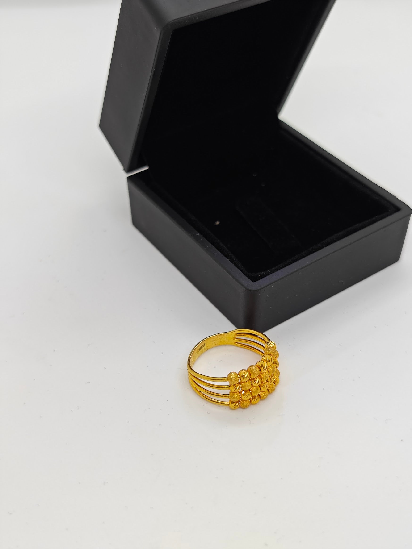 Sıralı Dorikalı Yaldızlı Lazerle İşlemeli 22 Ayar Altın Yüzük