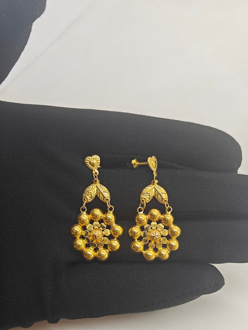 Çiçek Desenli 22 Ayar Altın Küpe K000342