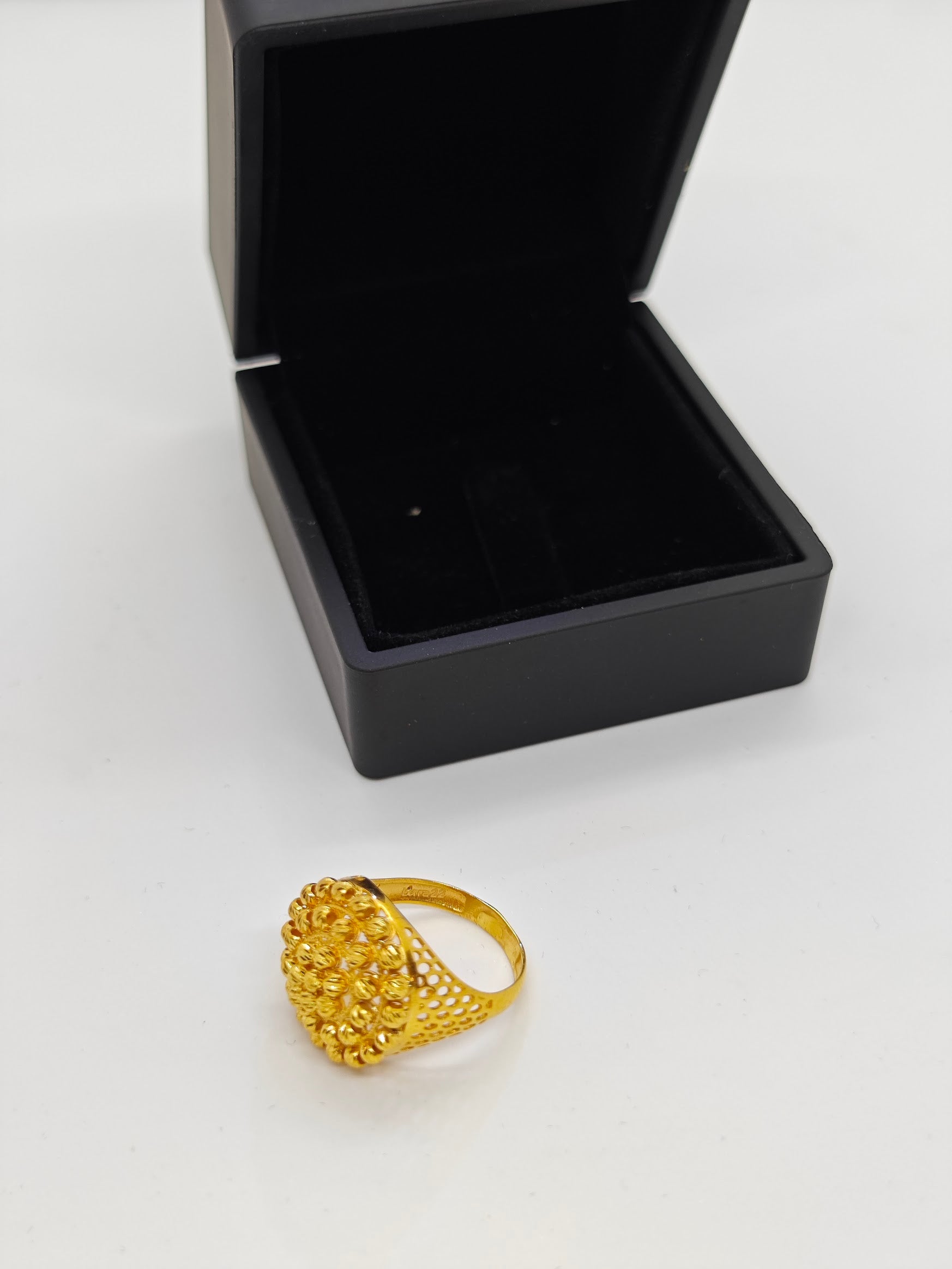 Dorikalarla Sarılmış Çiçek Deseni Verilmiş 22 Ayar Altın Yüzük