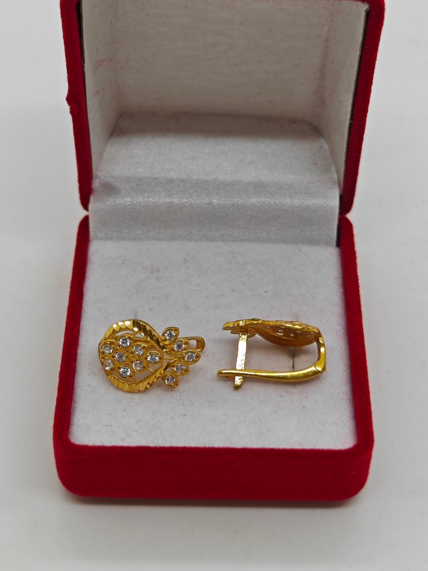 Lazer İşlemeli Taşlı 22 Ayar J Küpe