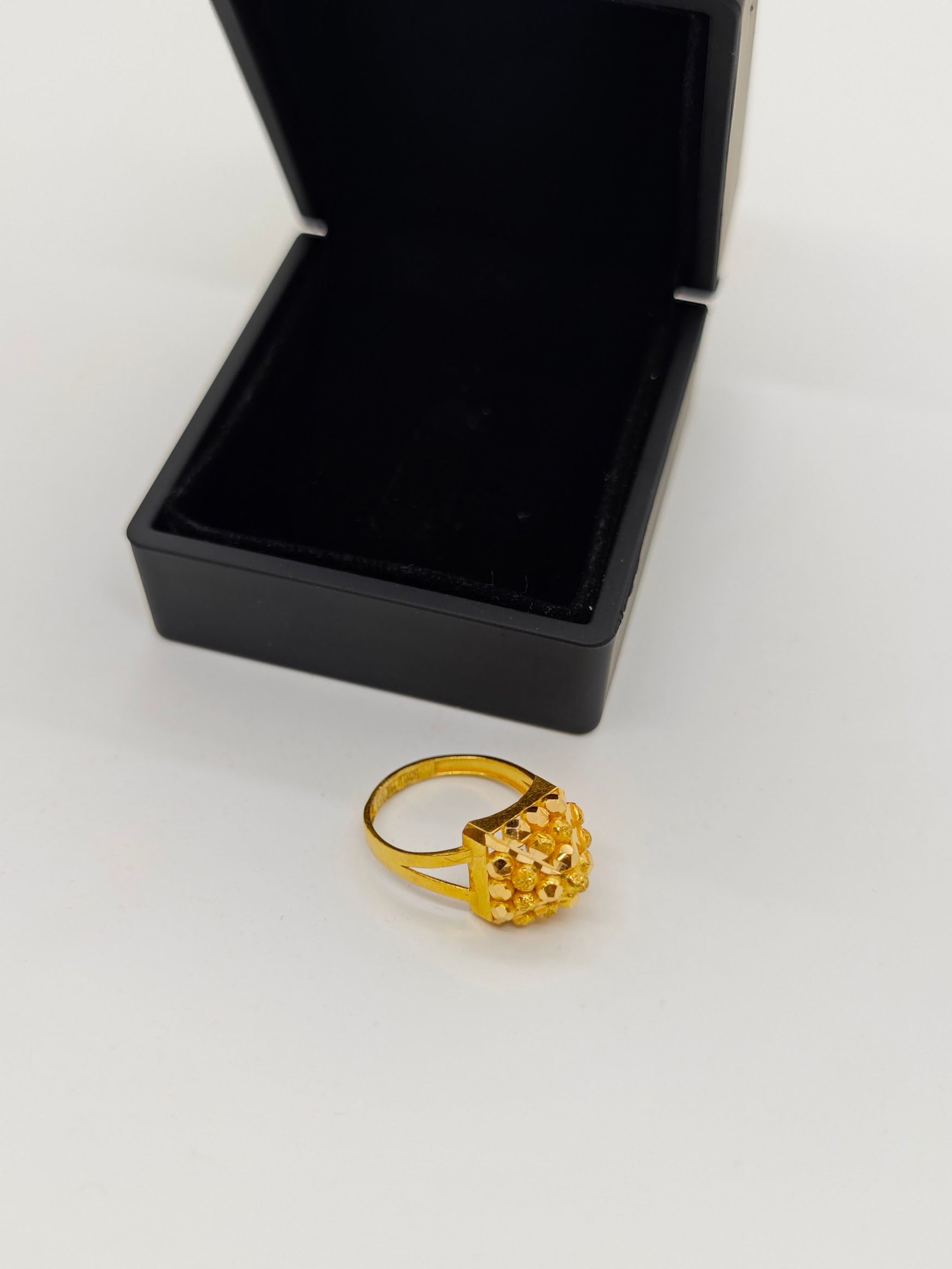 Piramit Desenli Dorikalarla Süslenmiş 22 Ayar Altın Yüzük