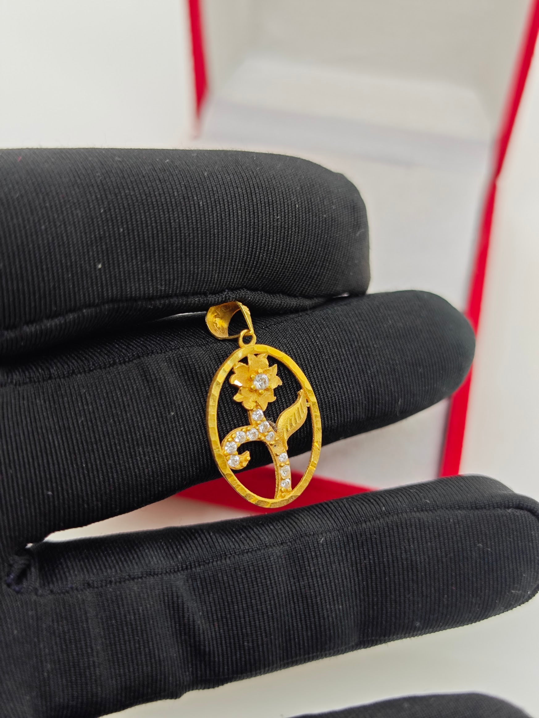 Zarif Ve Şık Lale Desenli Kolye Uçu