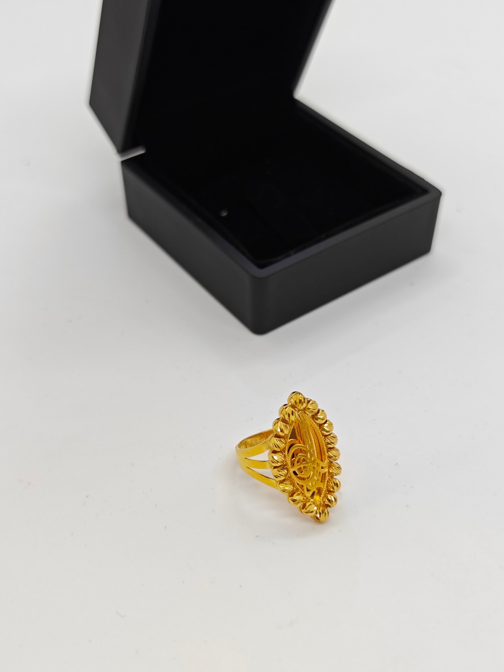 Dorikalarla Sarılmış Tuğra Deseni Verilmiş 22 Ayar Altın Yüzük