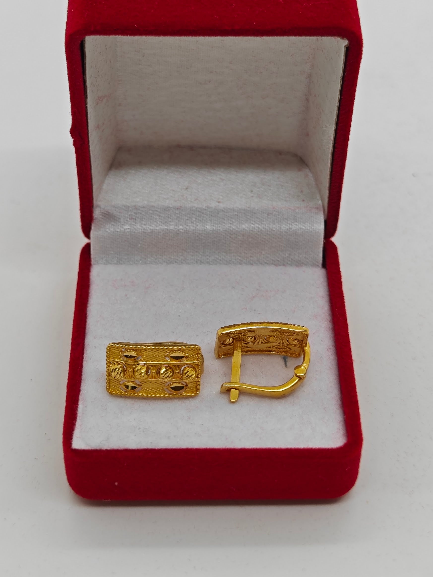 4 Top Dorikalı Lazer İşlemeli J küpe