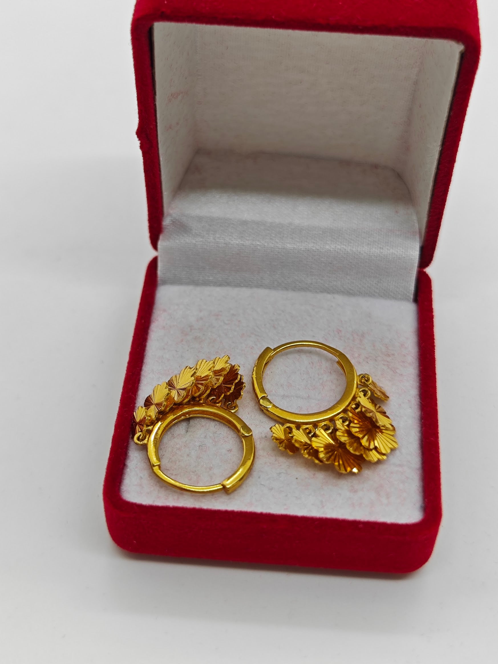 Çiçek Salantılı Halka Küpe