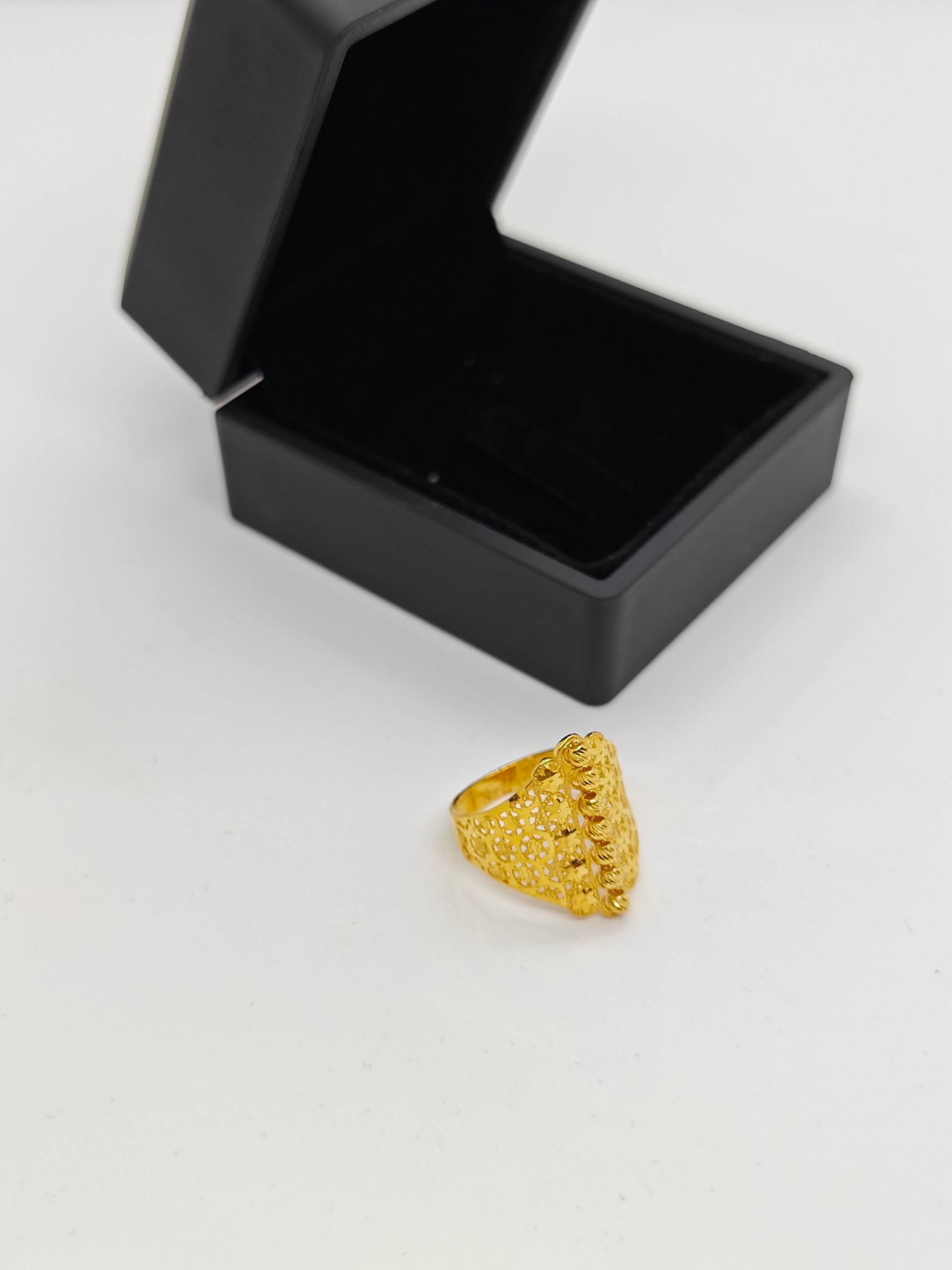 7 Top Dorikalı Yıldız Desenleri İle Süslenmiş 22 Ayar Altın Yüzük