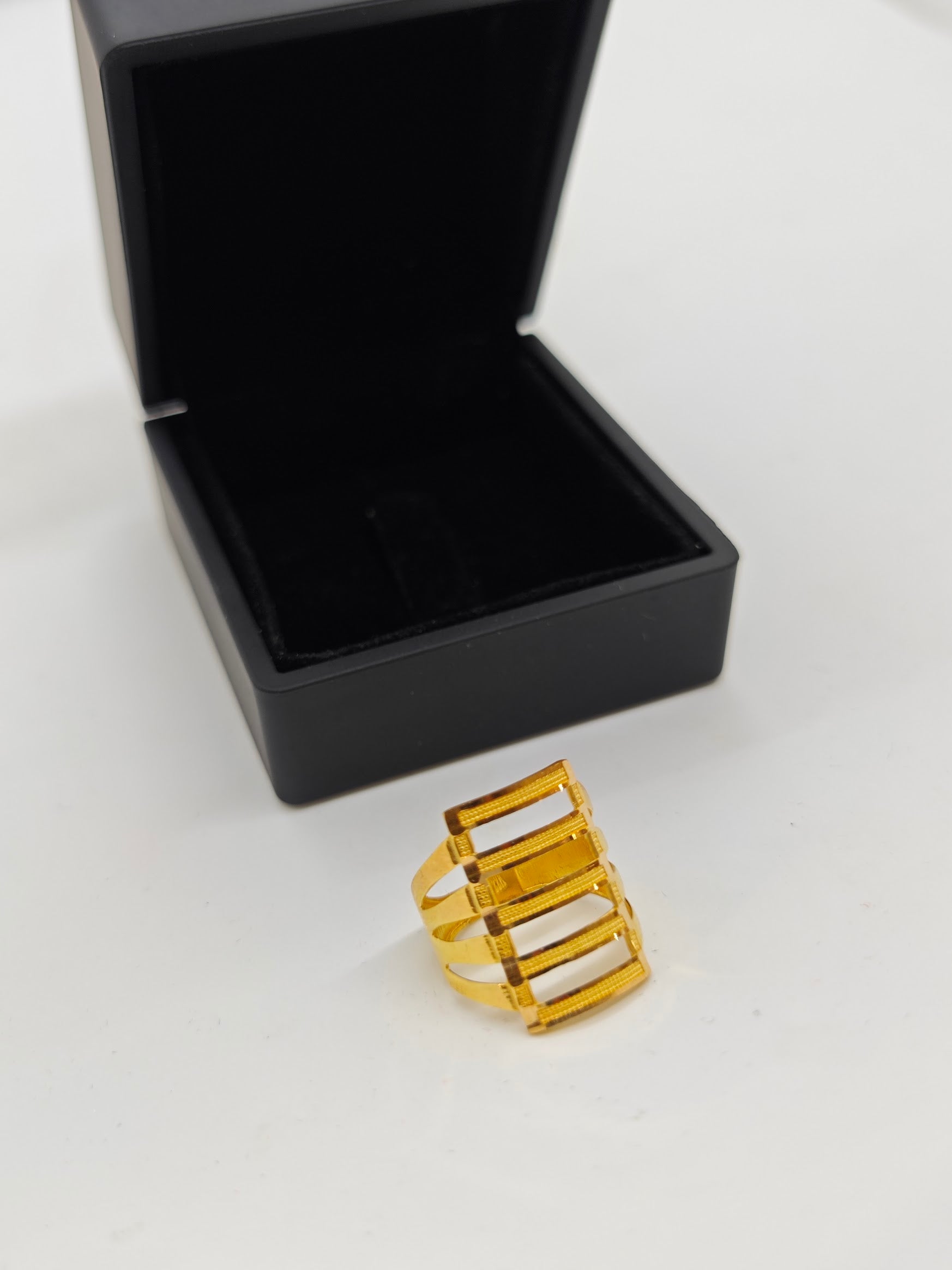 Kaburga Desenli Lazer İşlemeli 22 Ayar Altın Yüzük