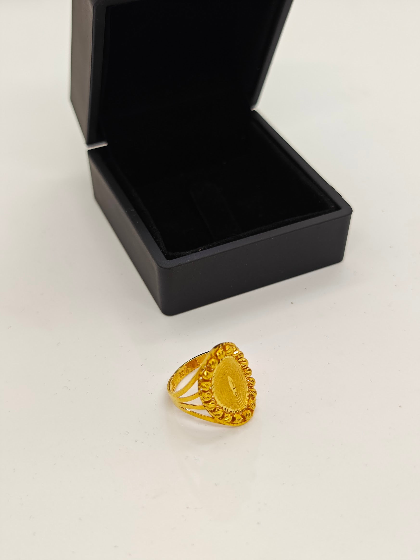 Dorikalarla Sarılmış Yaldızlı Işıl Işıl 22 Ayar Altın Yüzük