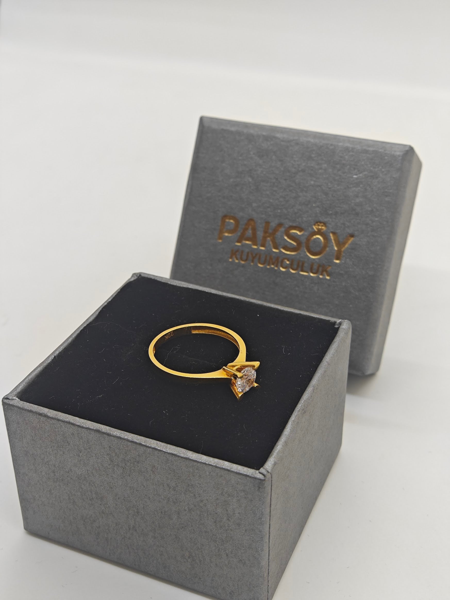 İnçe Kesim Şık Ve Zarif 22 Ayar Tek Taş Altın Yüzük