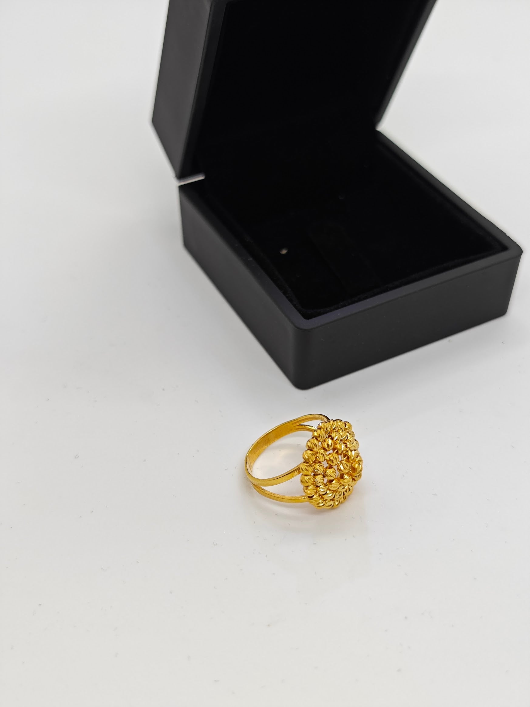 Dorikalarla Sarılmış Çiçek Şeklinde 22 Ayar Altın Yüzük