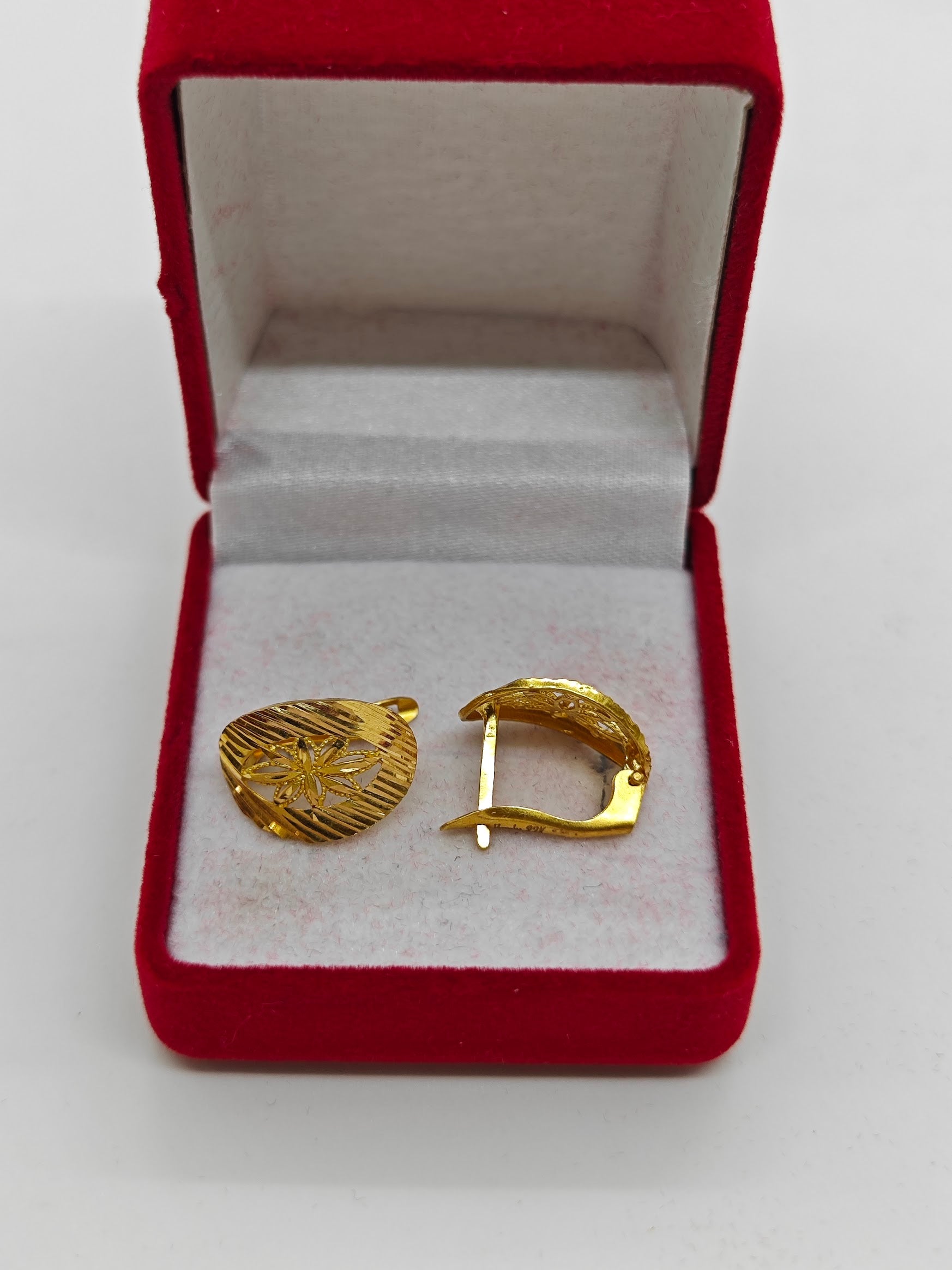 Kar Tanesi Şeklinde Lazer İşlemeli 22 Ayar J Küpe