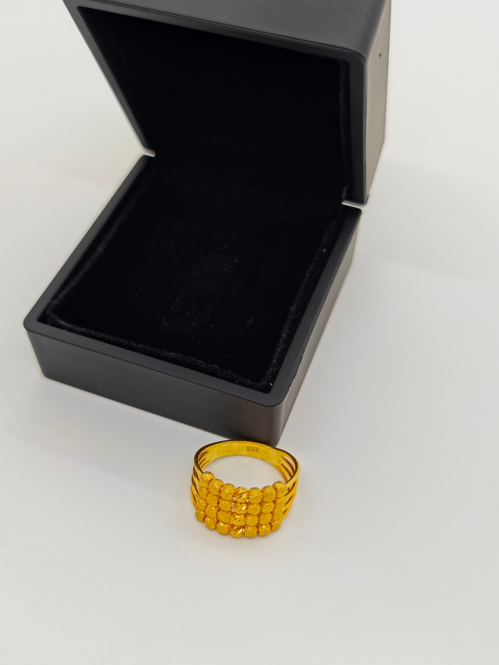 Yaldızlı İşlemeli 22 Ayar Dorikalı Altın Yüzük