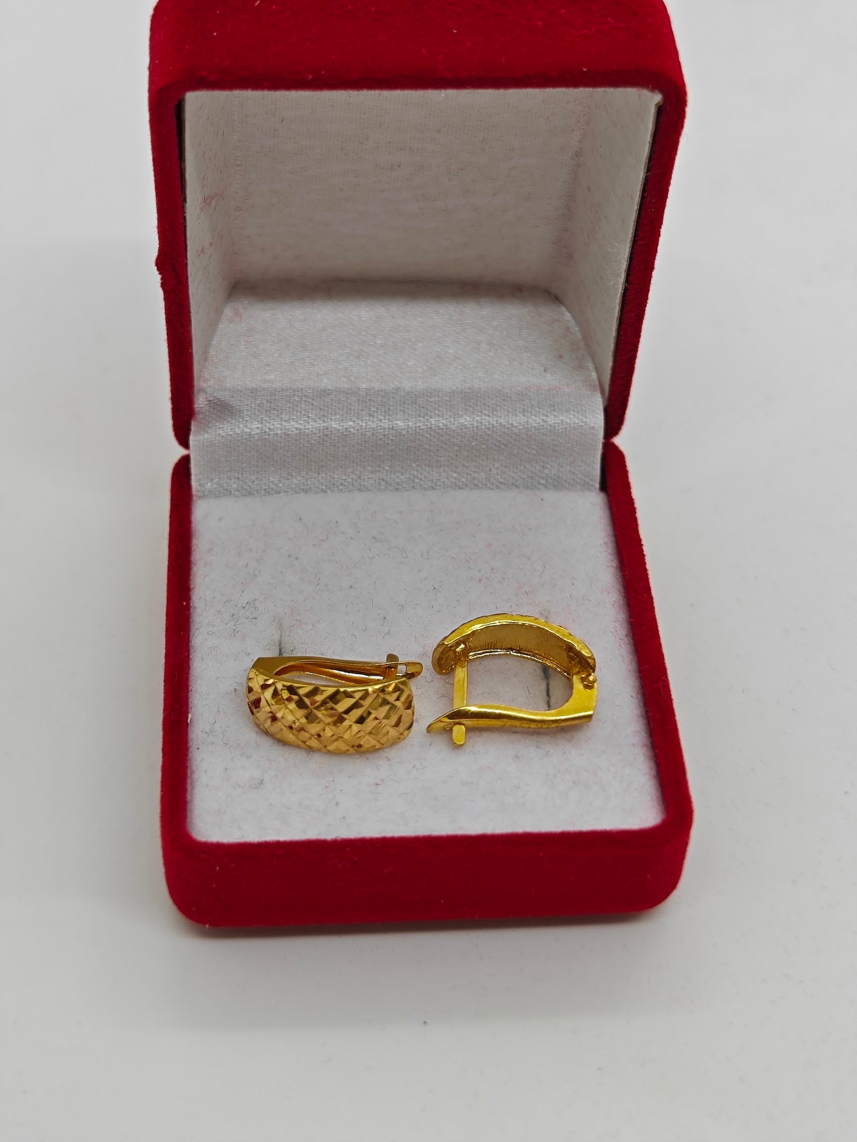 İşlemeli 22 Ayar J Küpe