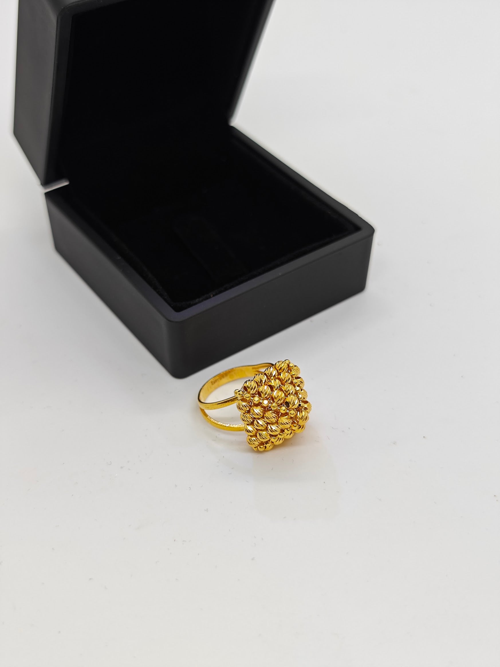 Yaldızlı Dorikalarla Piramit Şeklinde 22 Ayar Altın Yüzük