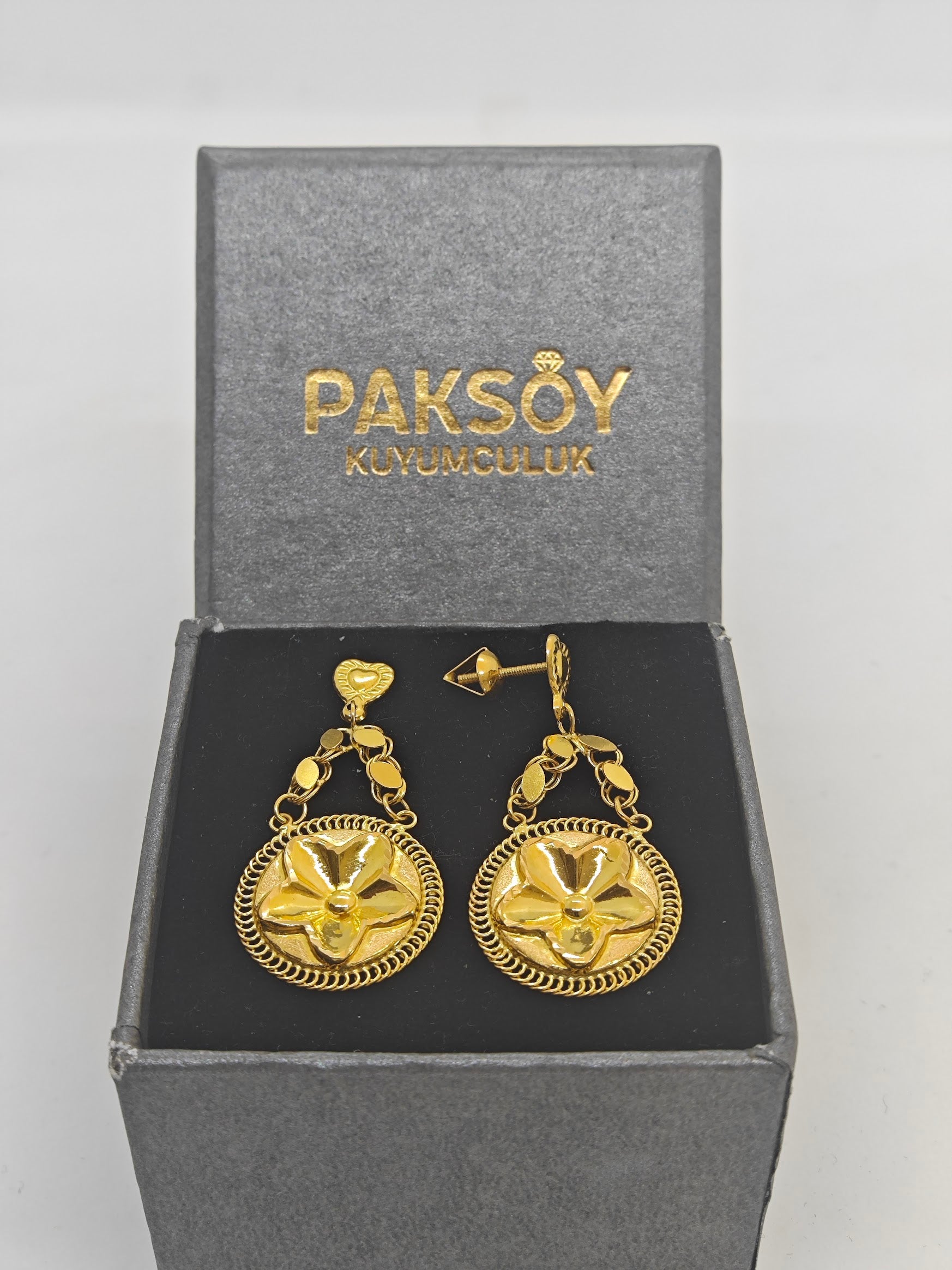 Zarif Ve Şık Çiçek Desenli Küpe