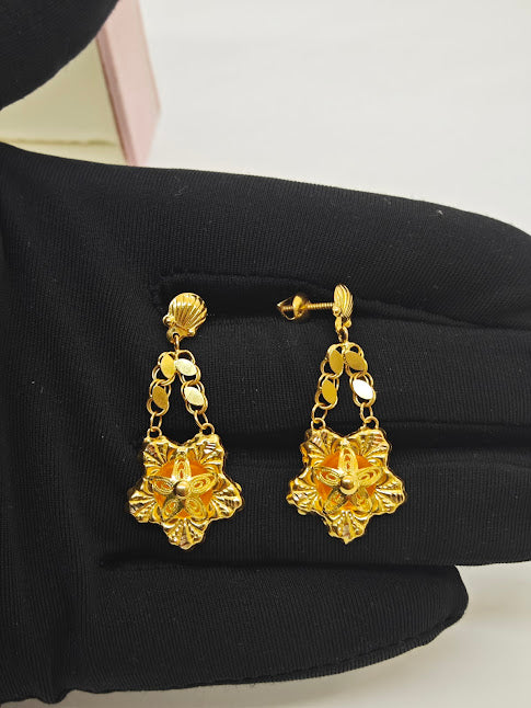 Çiçek Desenli 22 Ayar Altın Küpe K000457