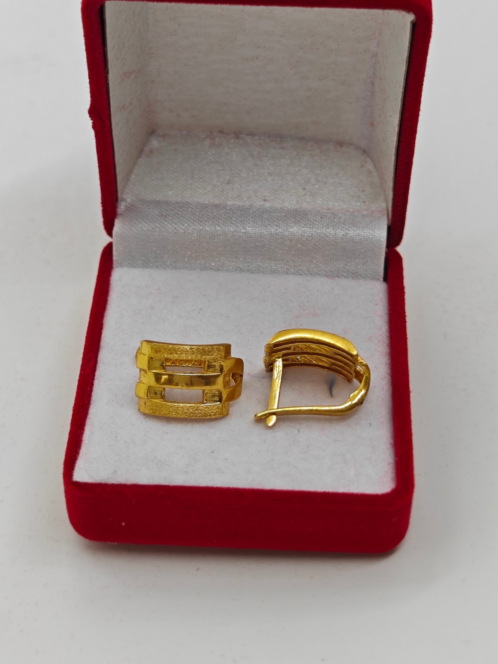 Kaburga Desenli 22 Ayar J Küpe