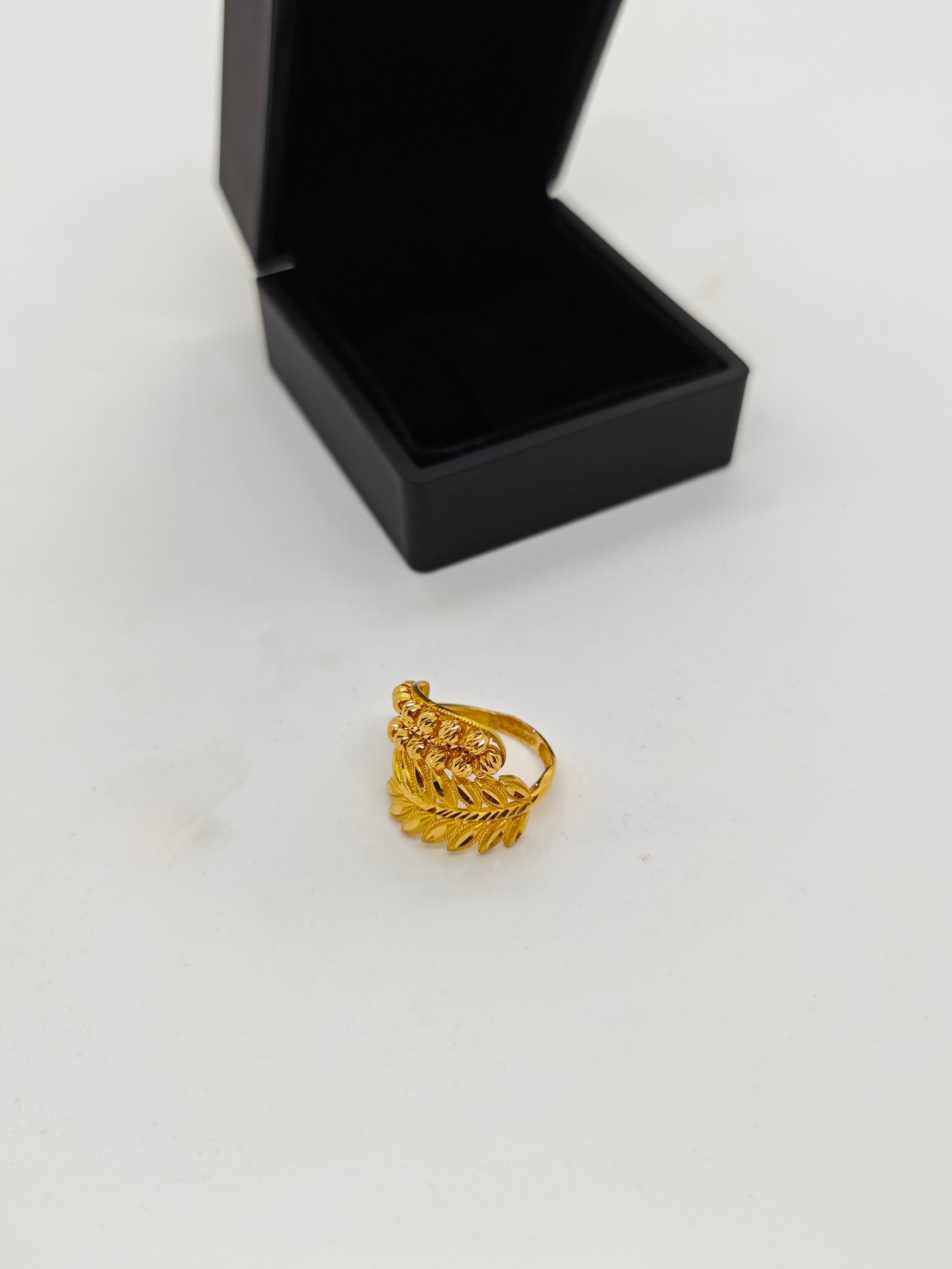 Dalar Ve Yaldızlı Dorikalarla Süslenmiş 22 Ayar Altın Yüzük