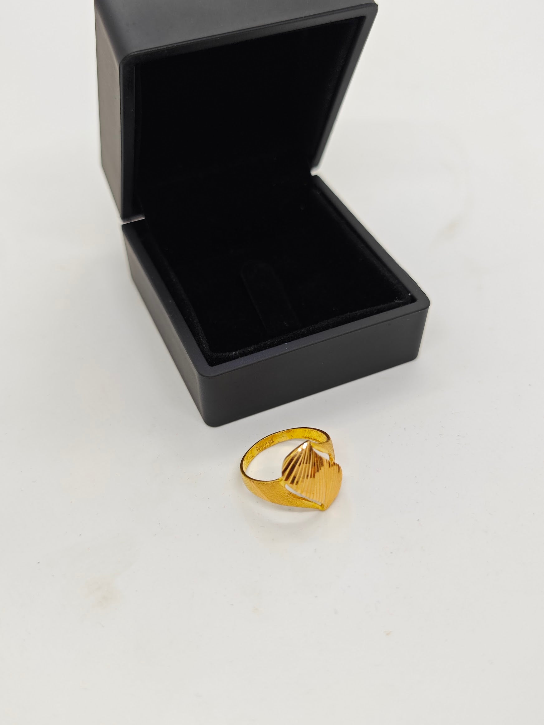 Kalem İşlemeli Nostajik Altın Yüzük