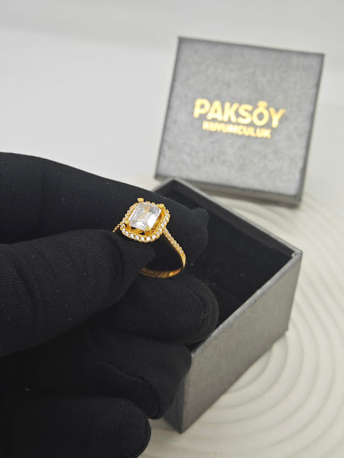 Küçük Taşla Çevrili Baget Taşlı 22 Ayar Altın Taşlı Yüzük T000106