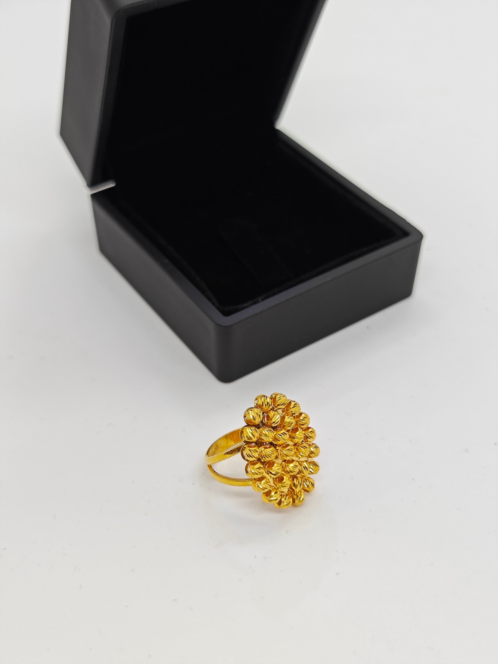 Yaldızlı Dorikalarla Süslenmiş 22 Ayar Altın Yüzük